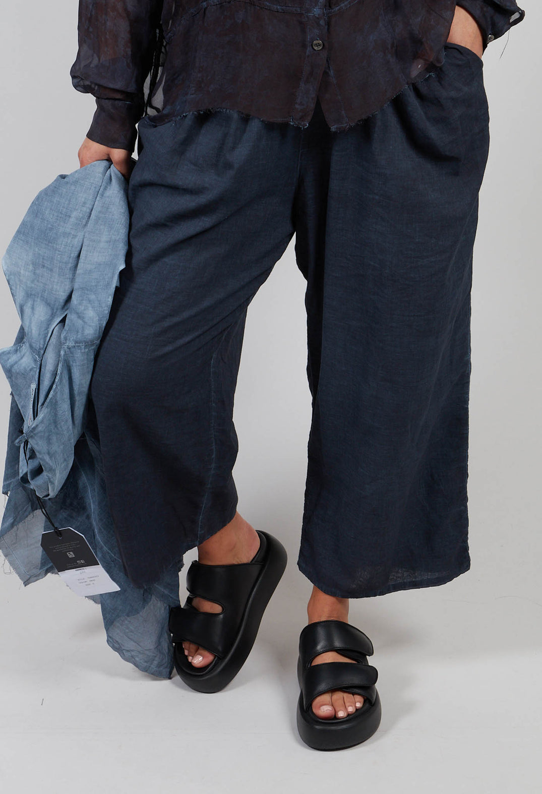 Light Weight Cotton Barrel Trousers in Indigo