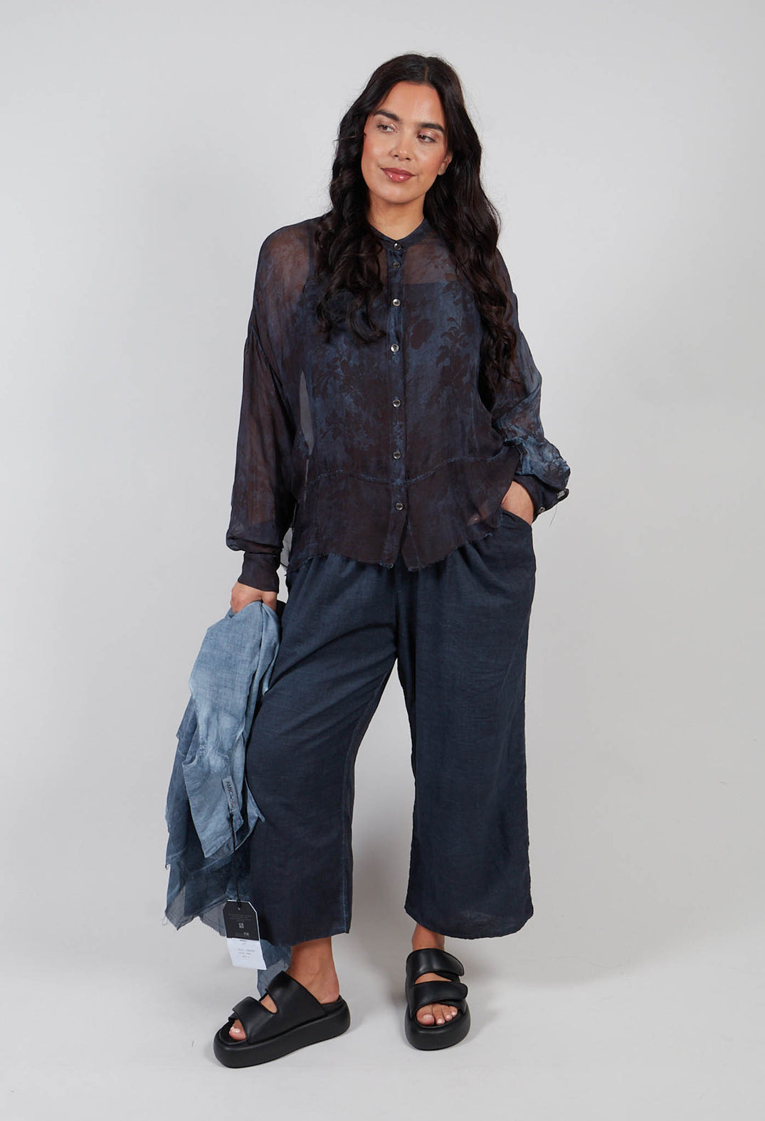 Light Weight Cotton Barrel Trousers in Indigo