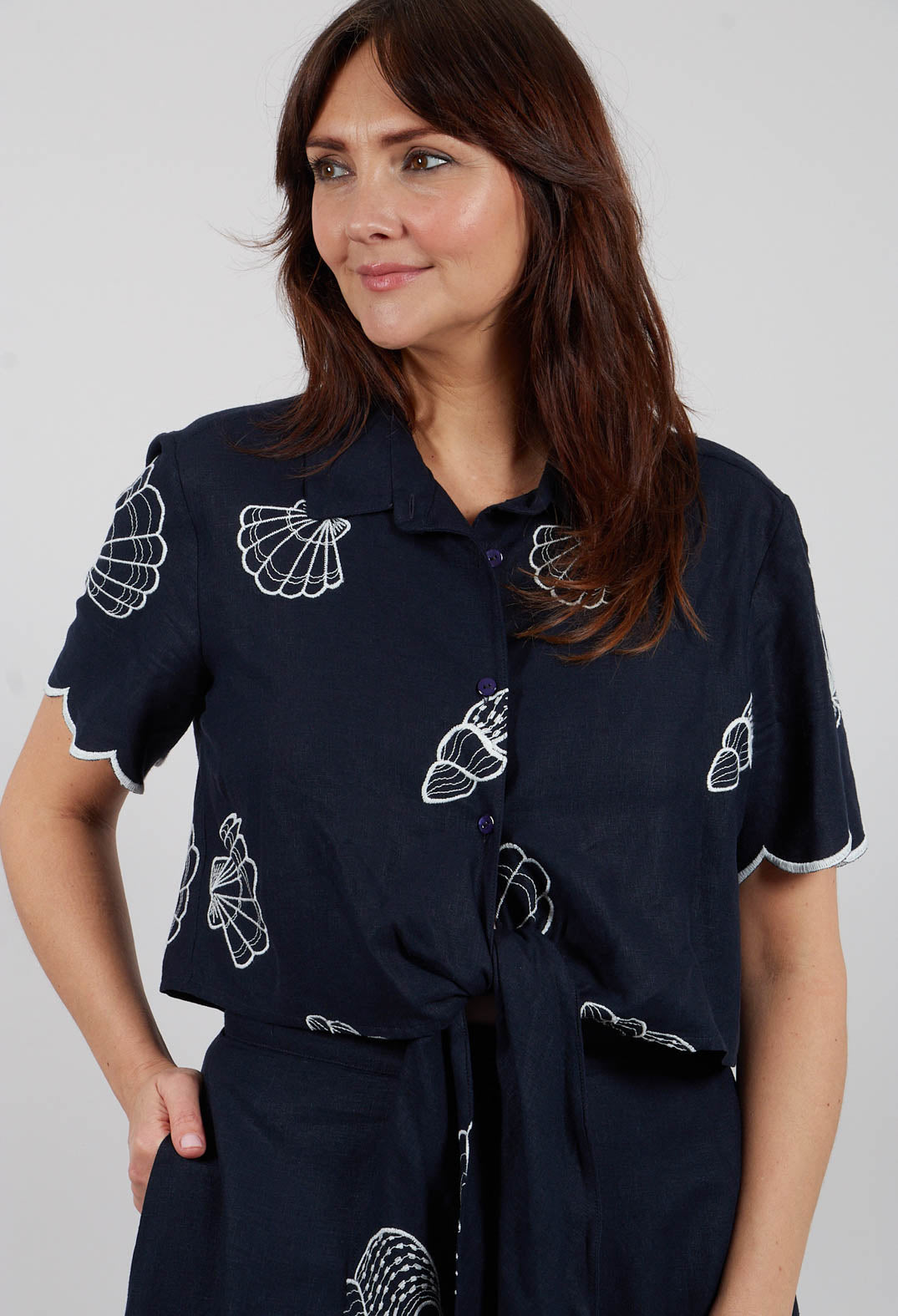 Fresia Scalloped Top in Blu