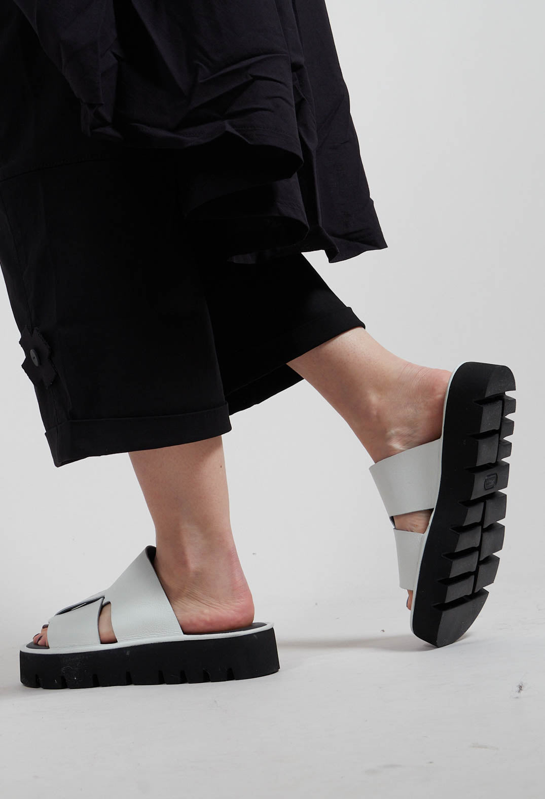 Cut Out Sliders in Gasoline Bianco Ottico