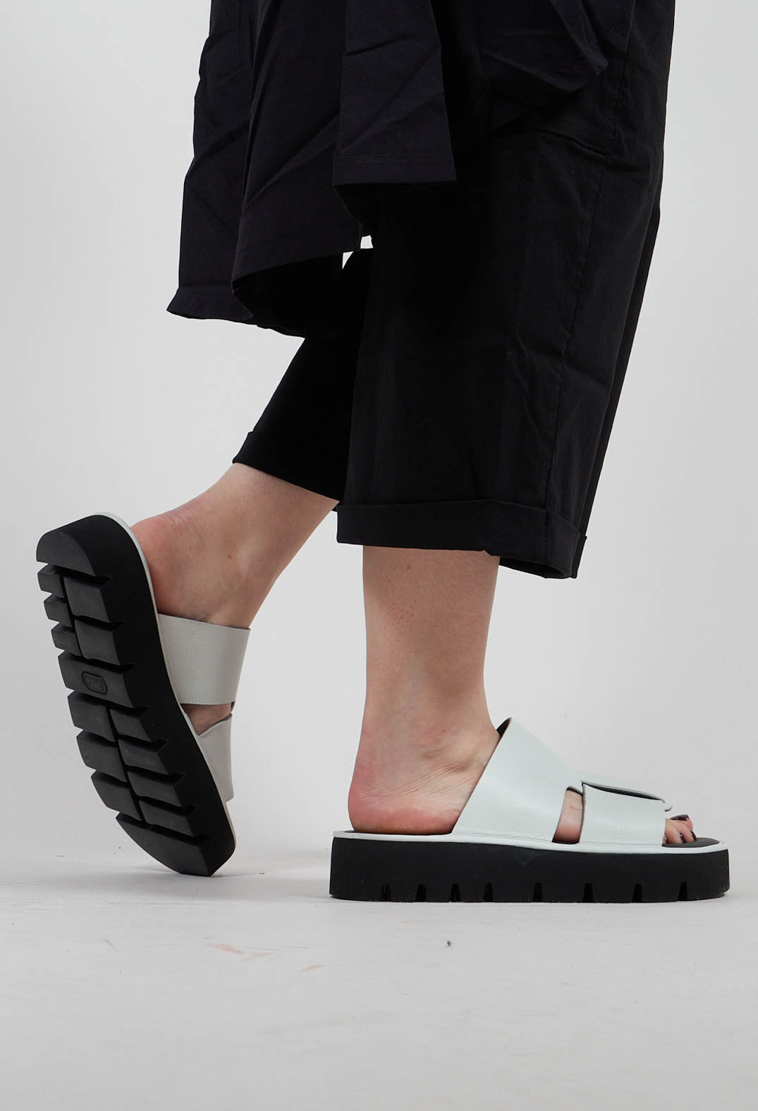 Cut Out Sliders in Gasoline Bianco Ottico