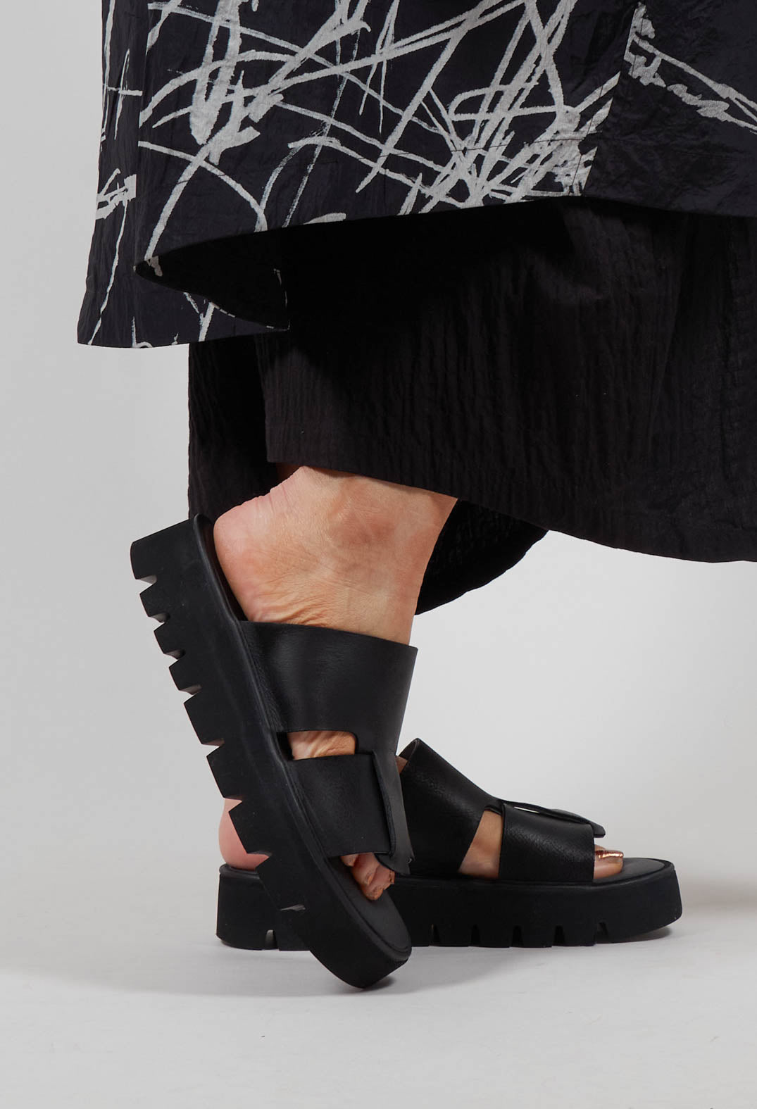 Cut Out Sliders in Gasoline Nero