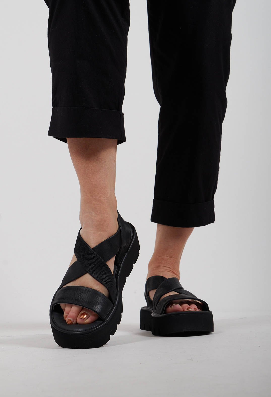 Cross Strap Sandals in Gasoline Nero