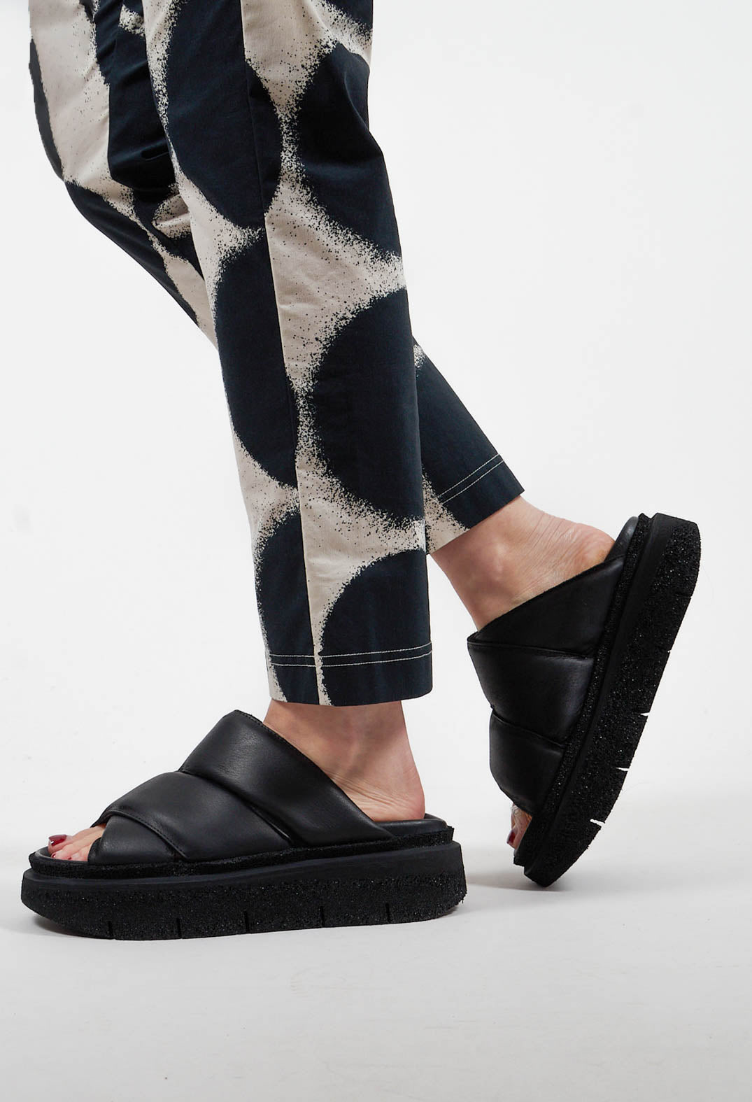 Double Cross Strap Sandals in Gasoline Nero