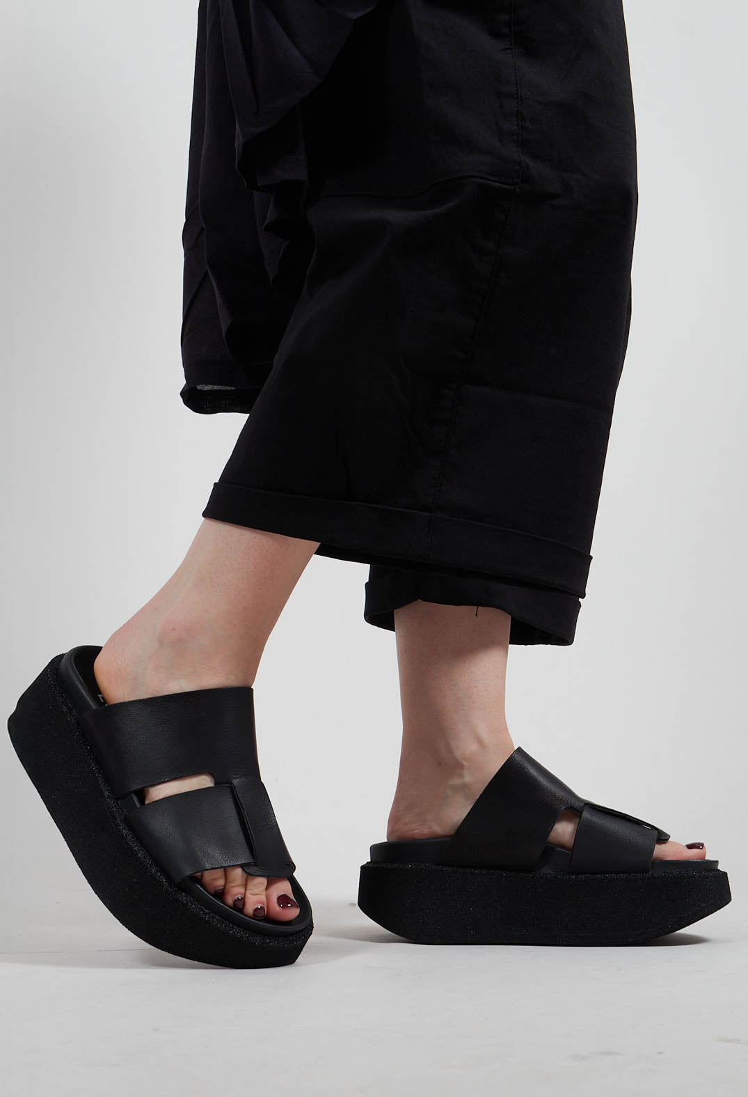 Sliders with Platform Sole in Gasoline Nero