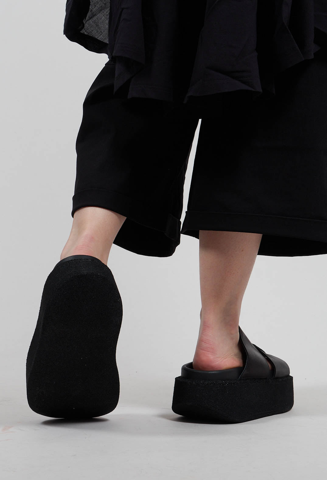 Sliders with Platform Sole in Gasoline Nero