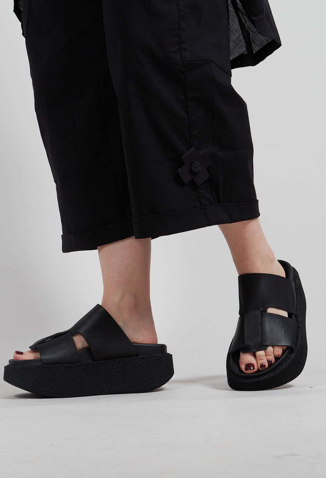 Sliders with Platform Sole in Gasoline Nero