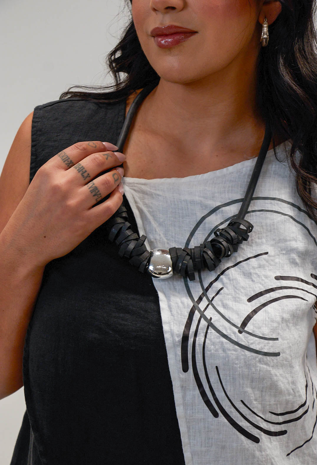 Single Silver Pandant Necklace in Black