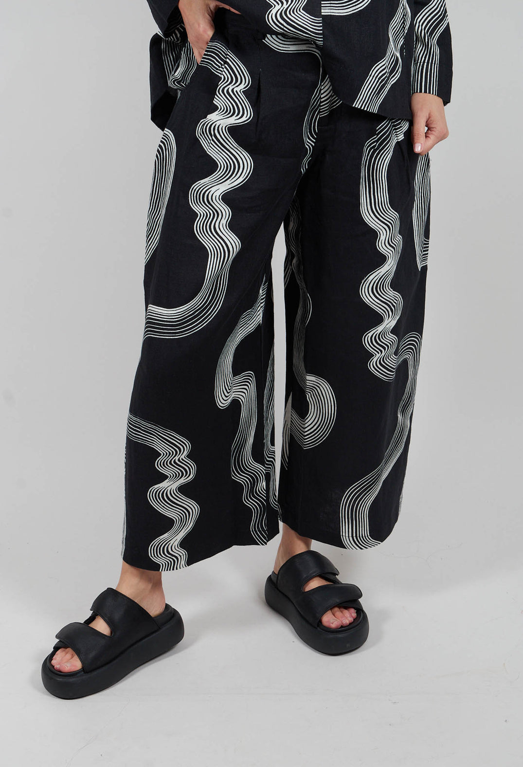 Hikazu Trousers in Black & White