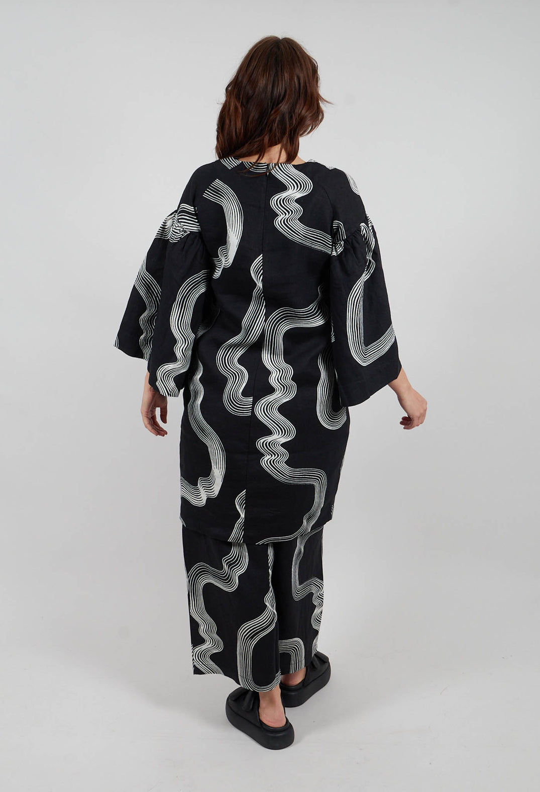 Hikazu Raglan Dress in Black & White