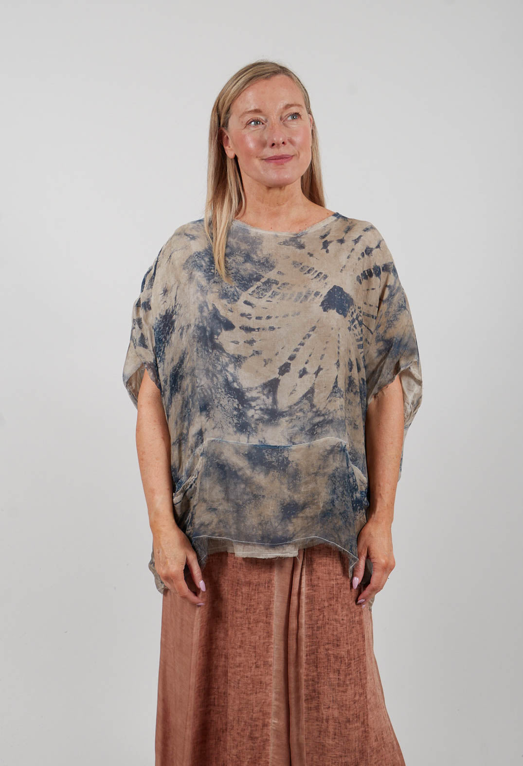 T-Shirt Over in Sand Shell Print