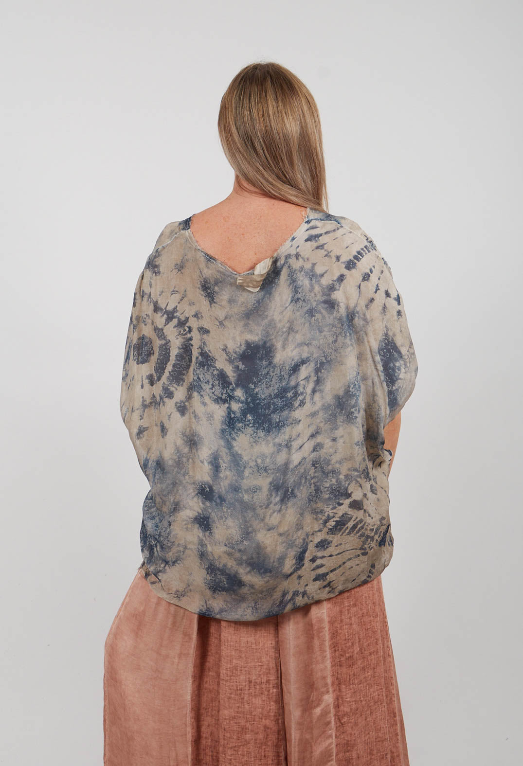 T-Shirt Over in Sand Shell Print