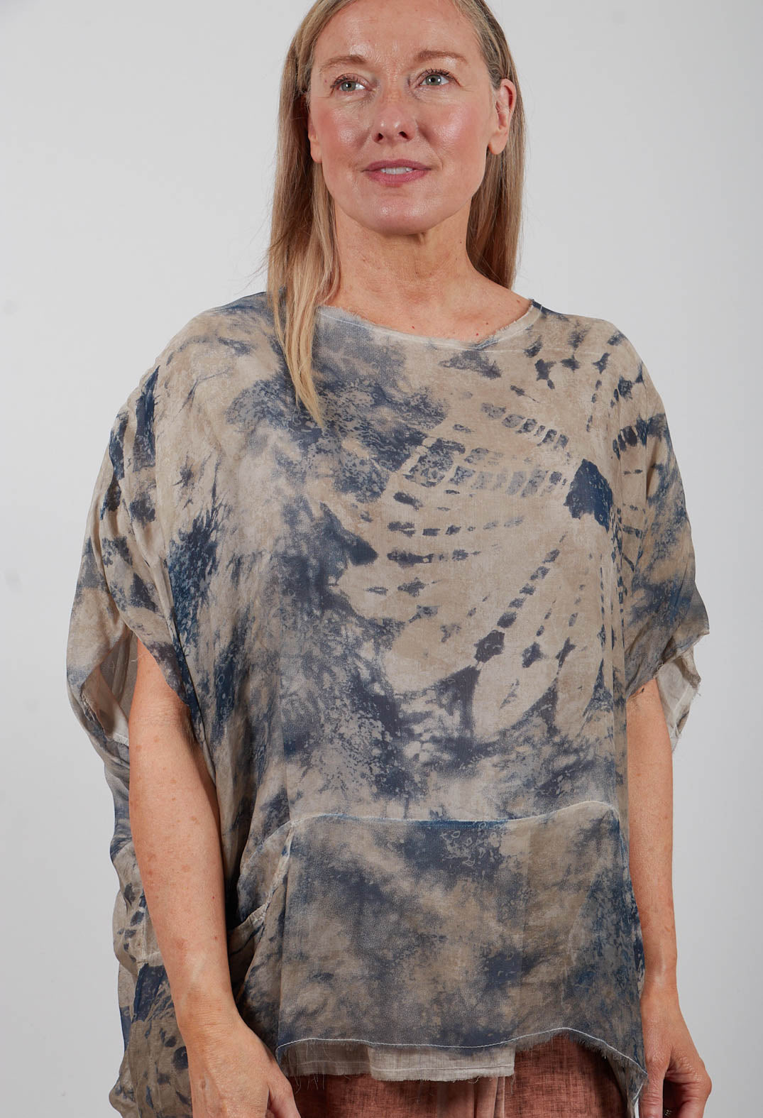 T-Shirt Over in Sand Shell Print