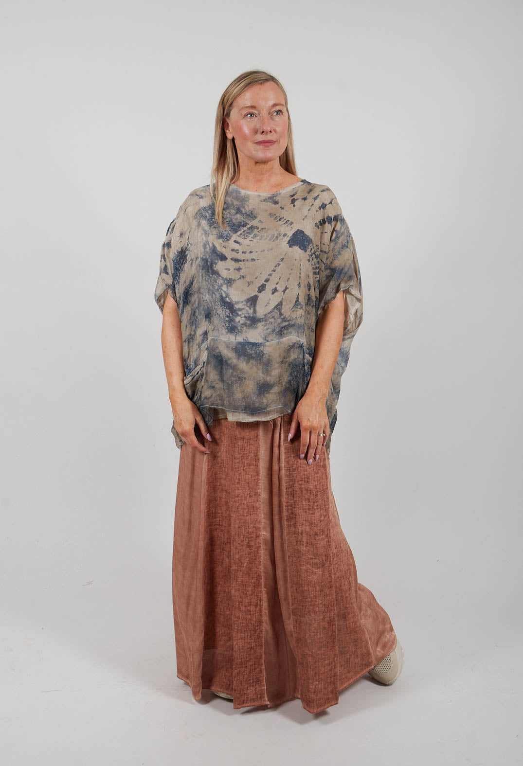 T-Shirt Over in Sand Shell Print