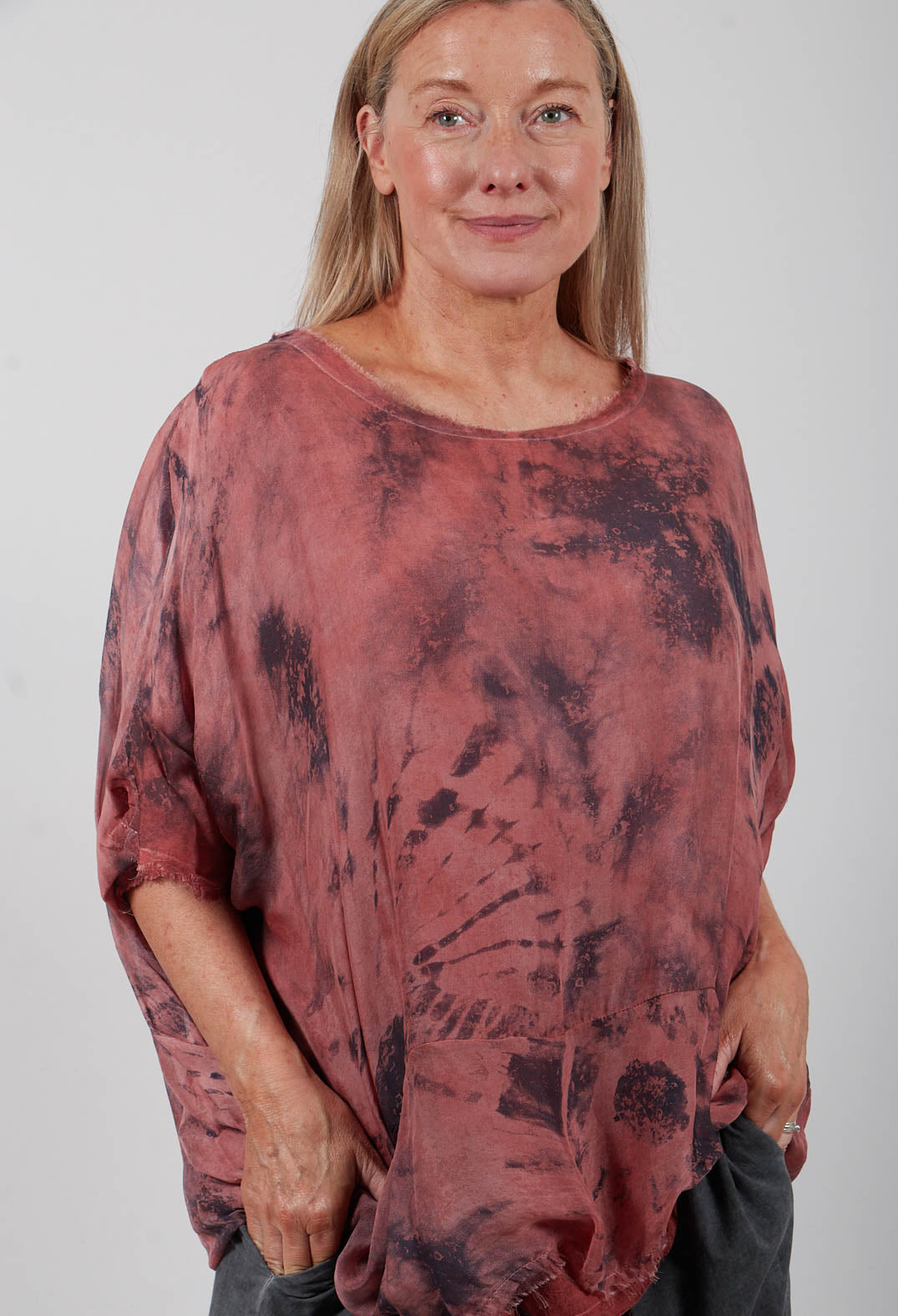 T-Shirt Over in Red Ochre Print