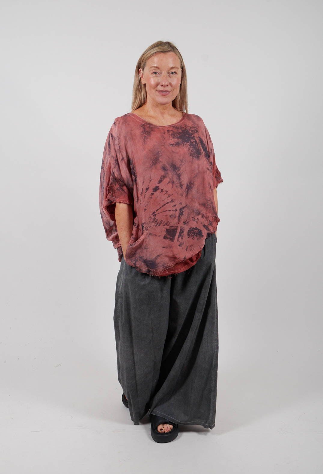 T-Shirt Over in Red Ochre Print