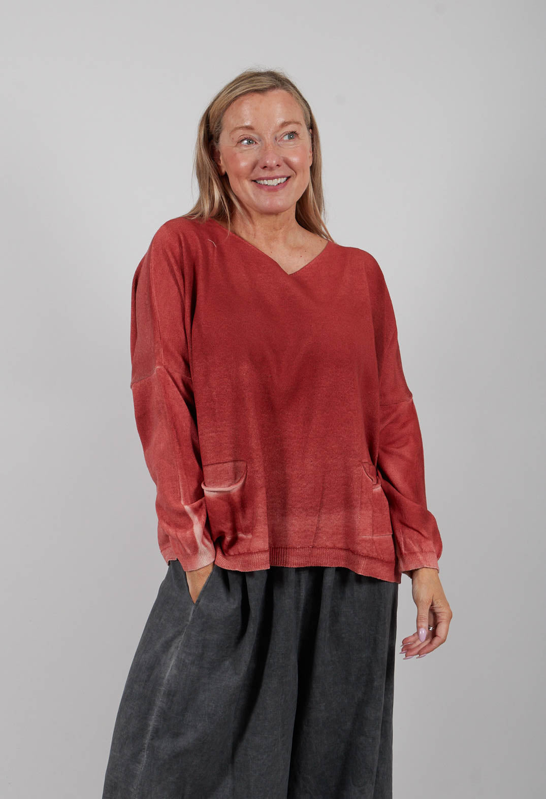 Sweater in Sand Shell Spray Red