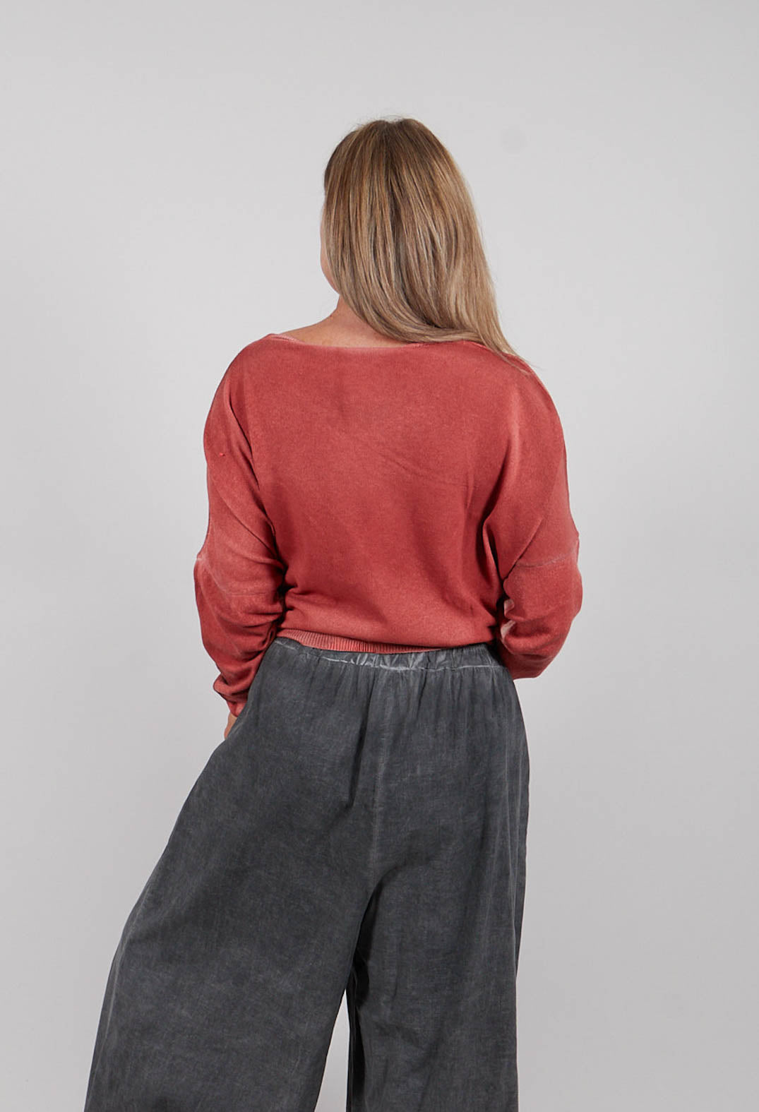 Sweater in Sand Shell Spray Red