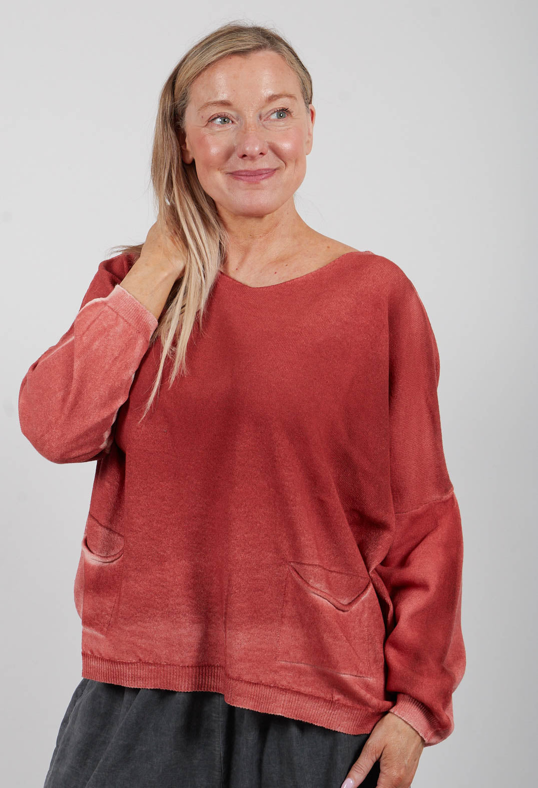 Sweater in Sand Shell Spray Red