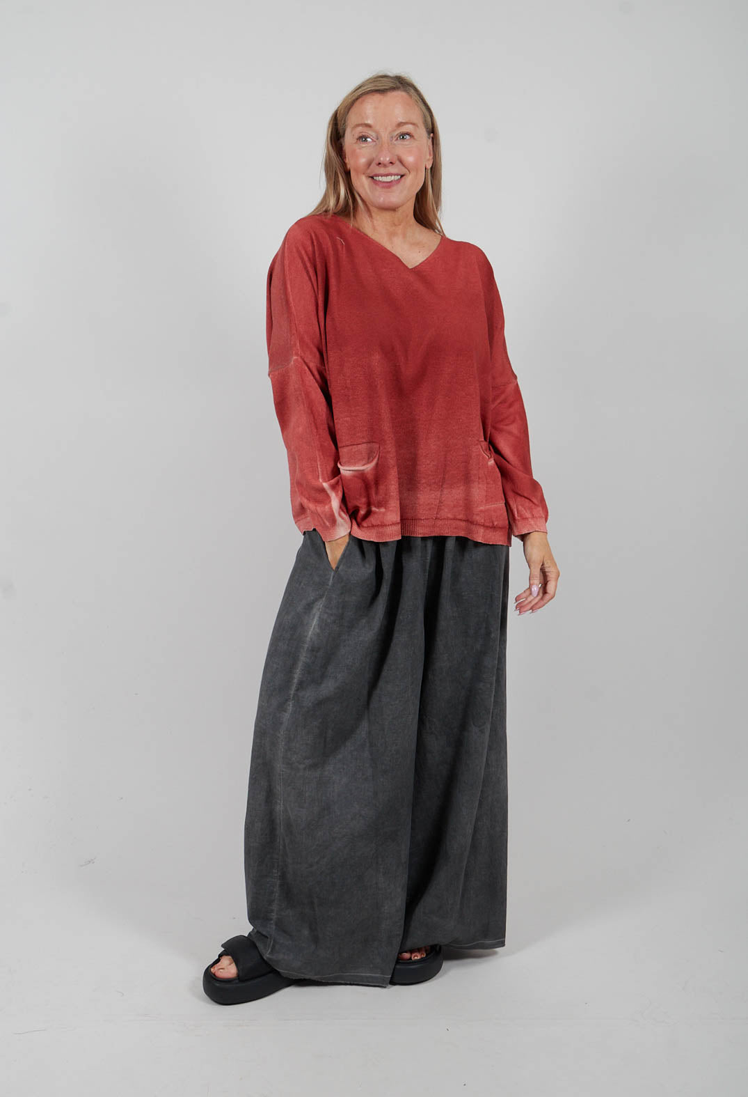 Sweater in Sand Shell Spray Red