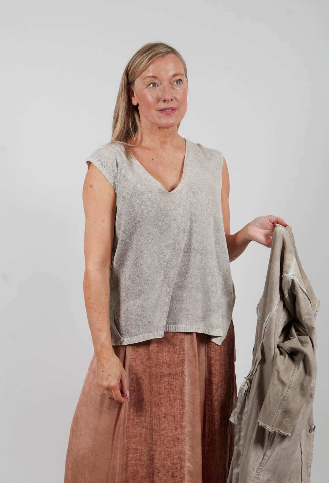Tank Top Sand Shell Spray in Tobacco