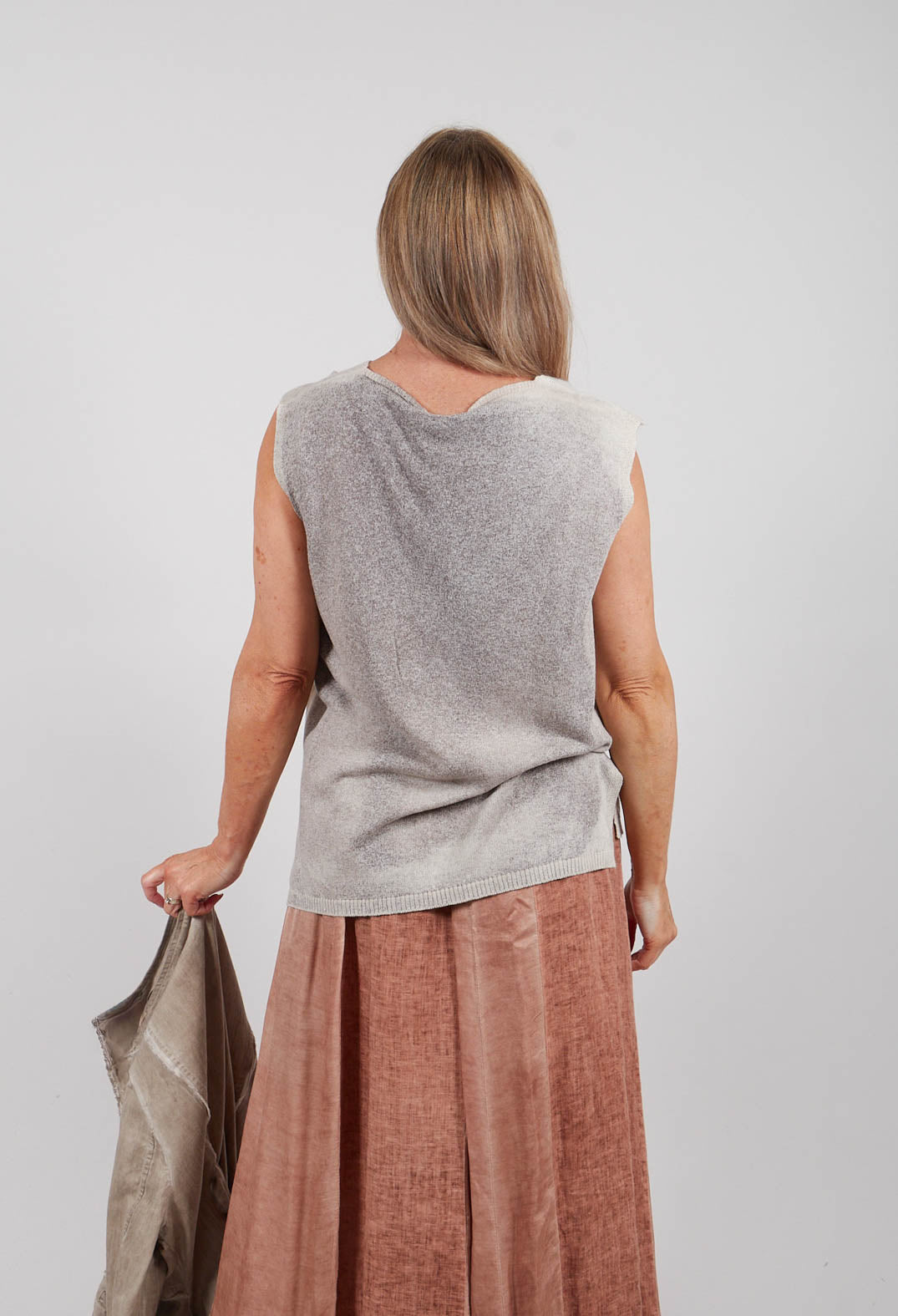 Tank Top Sand Shell Spray in Tobacco