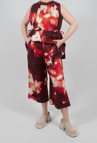 Cropped Trouser in Flora Macro Bordeaux