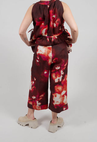 Cropped Trouser in Flora Macro Bordeaux