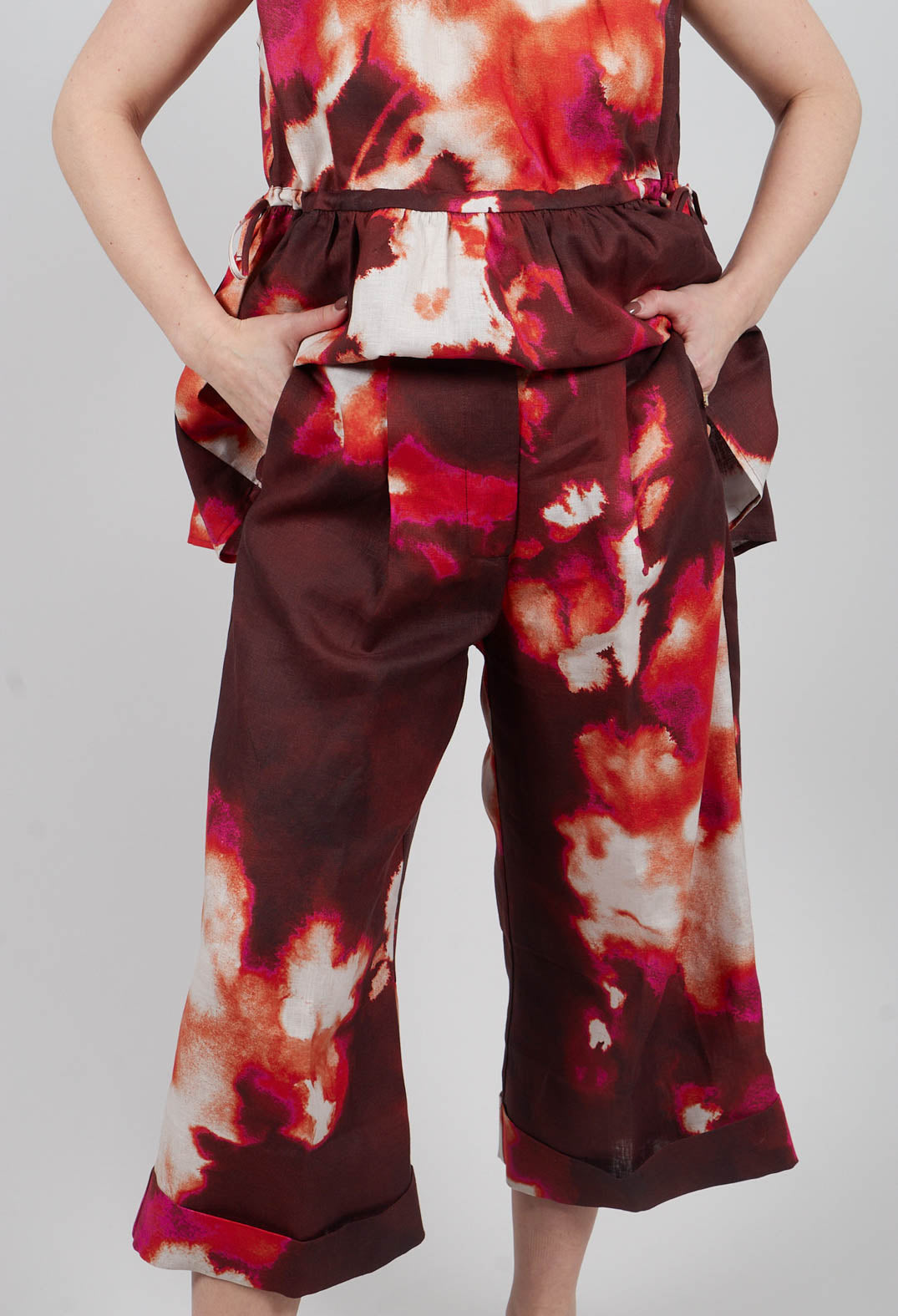 Cropped Trouser in Flora Macro Bordeaux