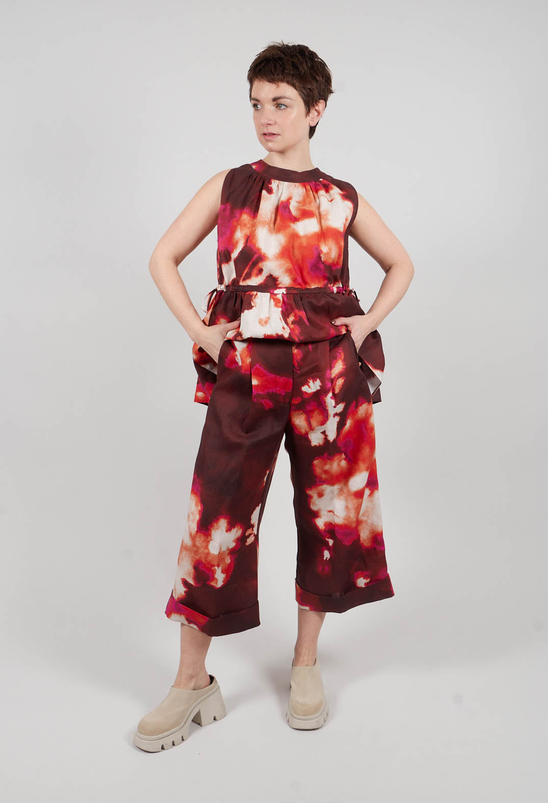 Cropped Trouser in Flora Macro Bordeaux