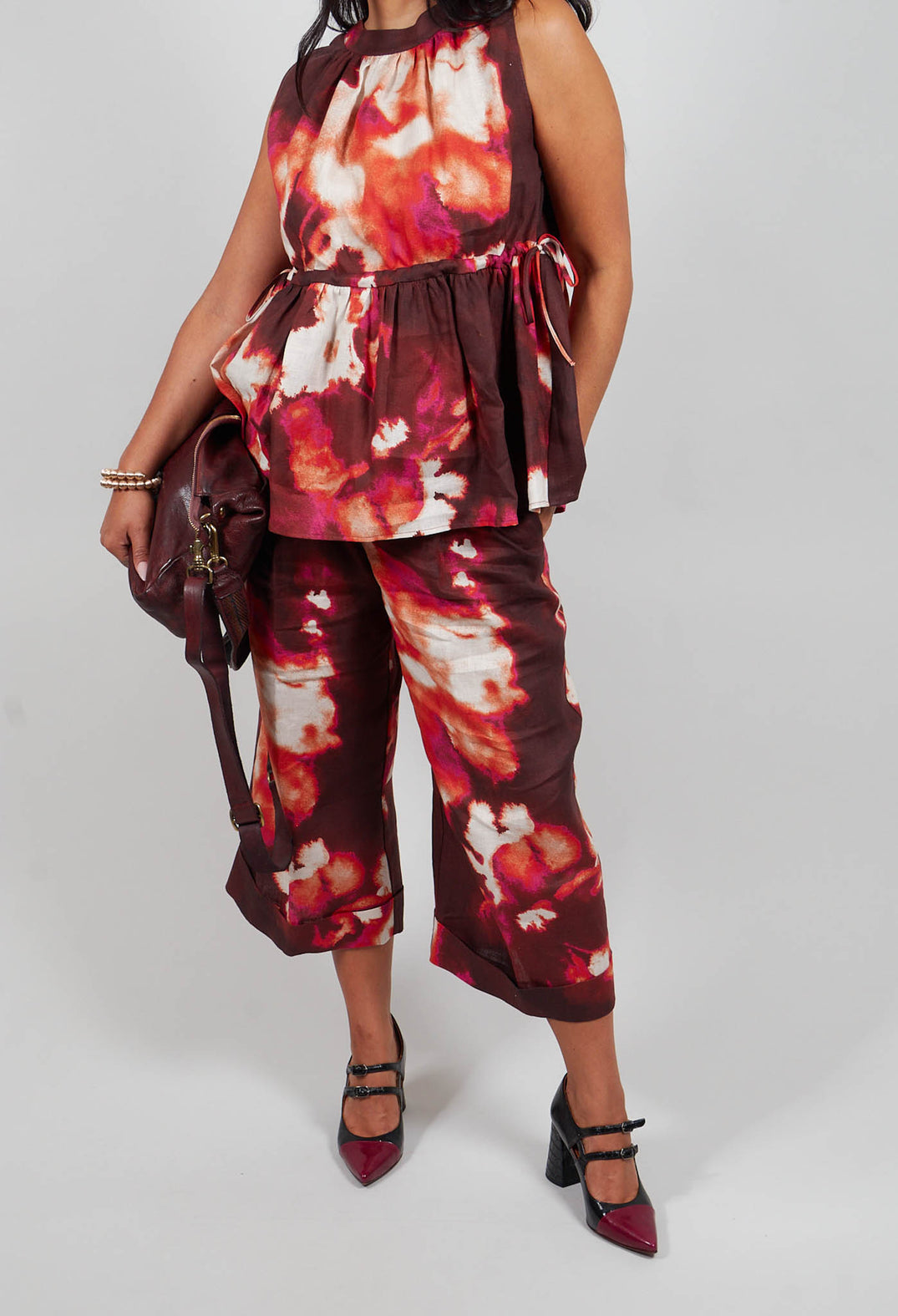 Cropped Trouser in Flora Macro Bordeaux