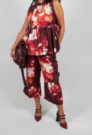 Cropped Trouser in Flora Macro Bordeaux
