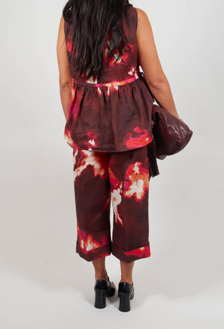 Cropped Trouser in Flora Macro Bordeaux