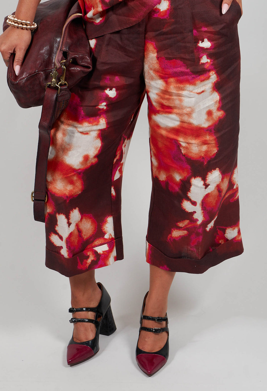 Cropped Trouser in Flora Macro Bordeaux