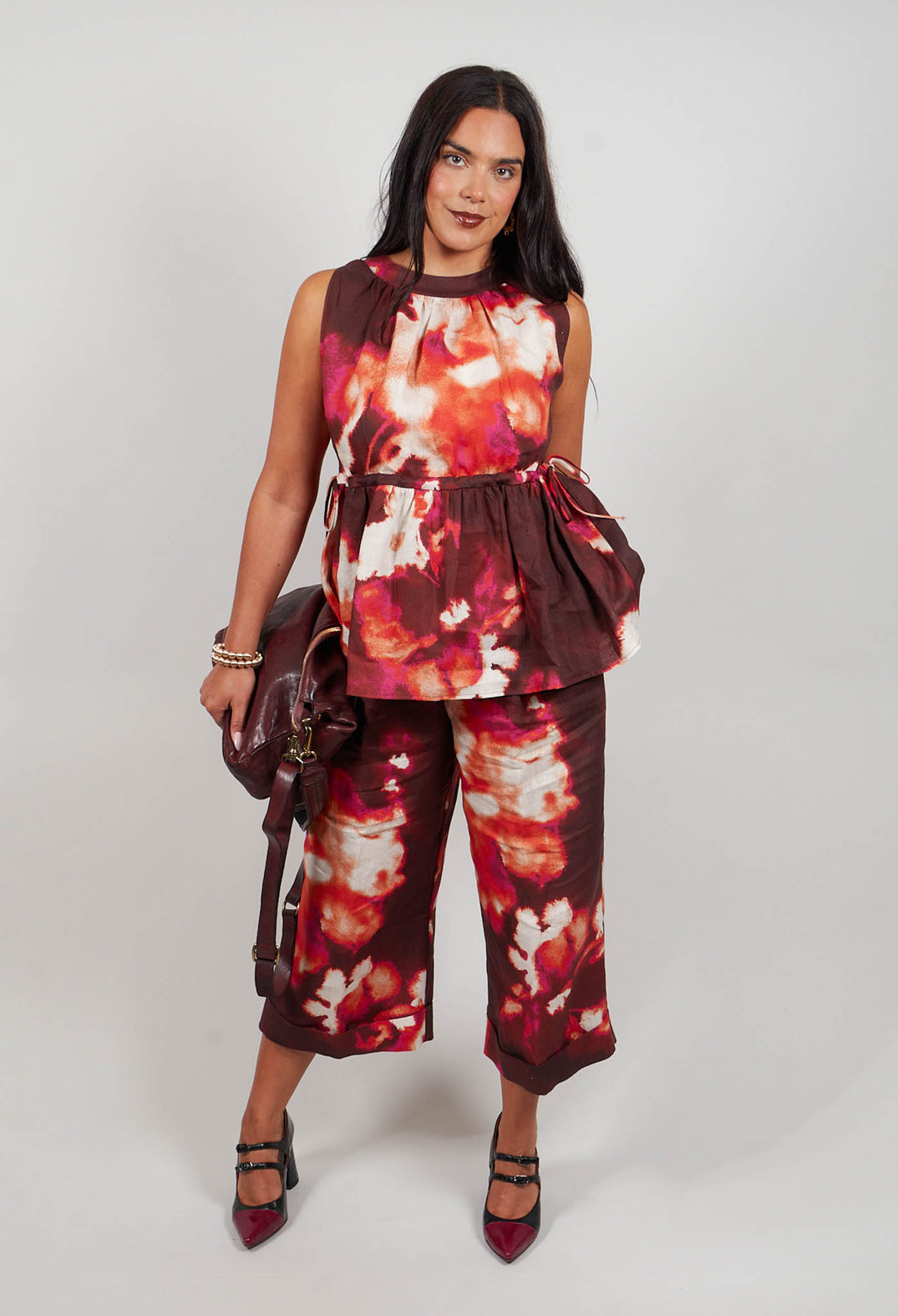Cropped Trouser in Flora Macro Bordeaux