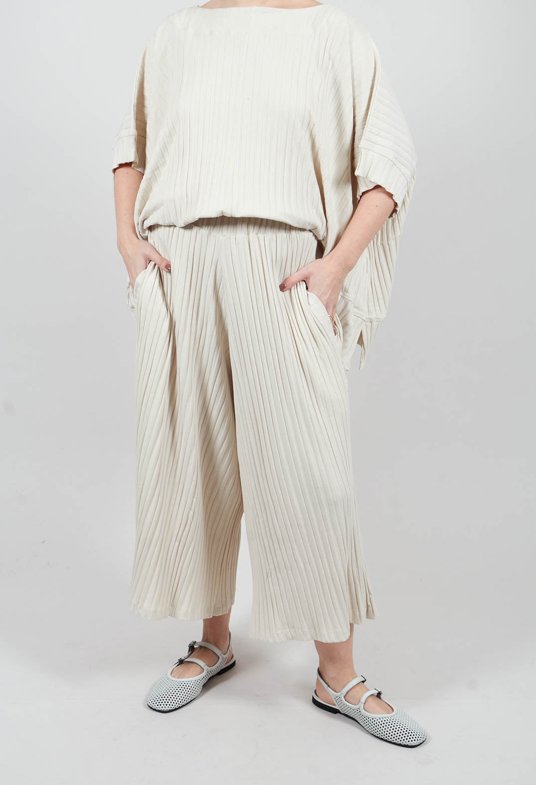 Cropped Trousers in Greige