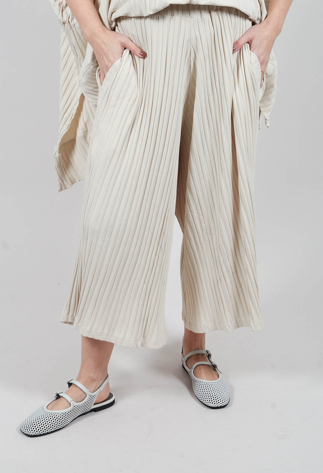 Cropped Trousers in Greige