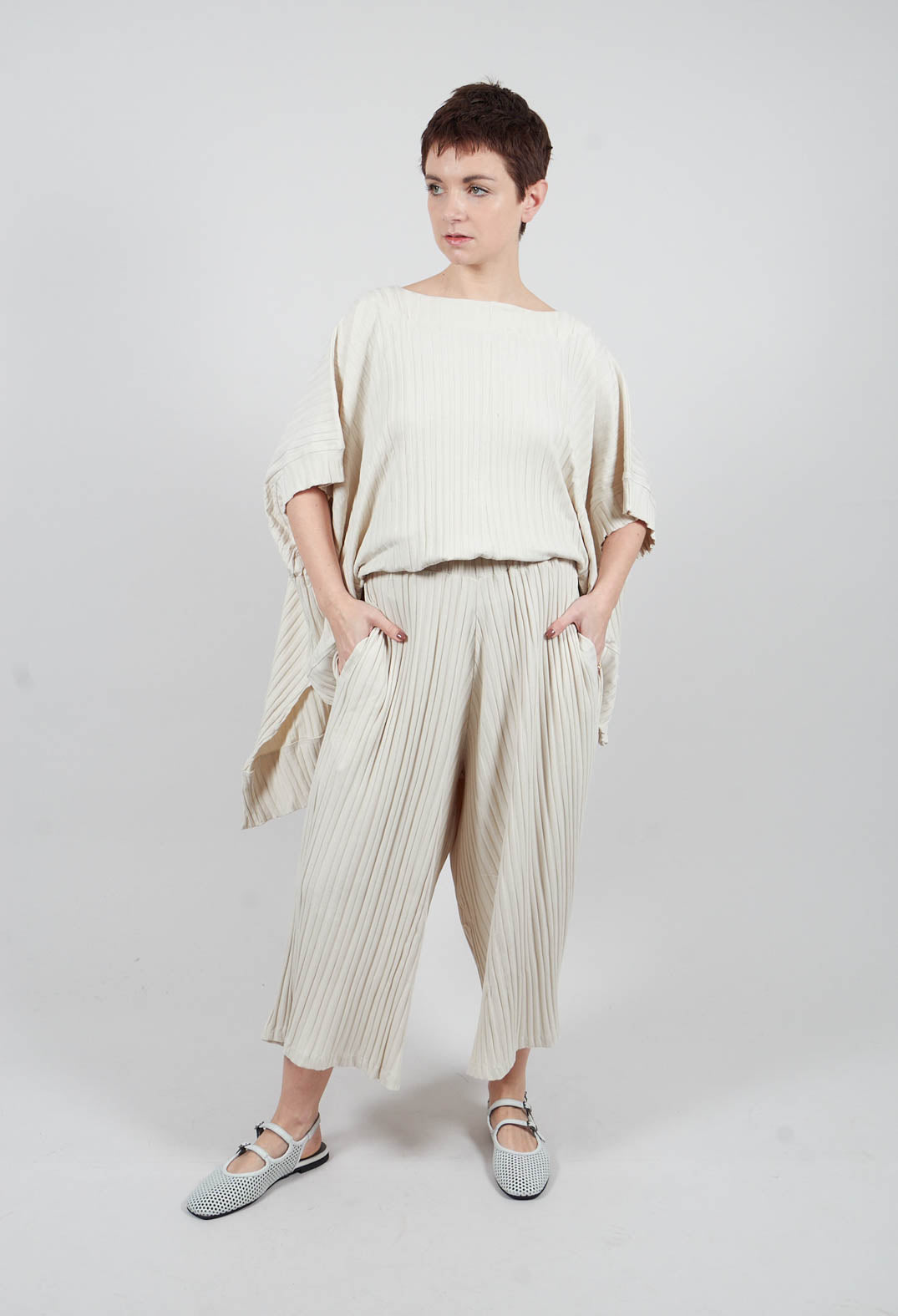 Cropped Trousers in Greige
