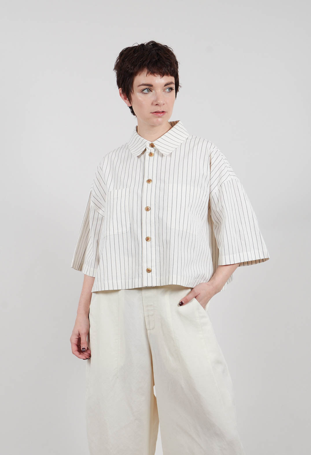 Cropped Shirt in Off White Stripe
