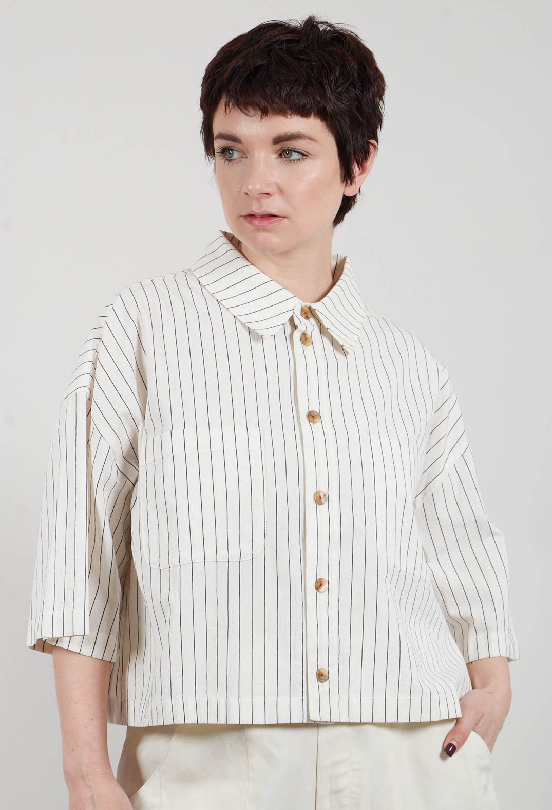 Cropped Shirt in Off White Stripe