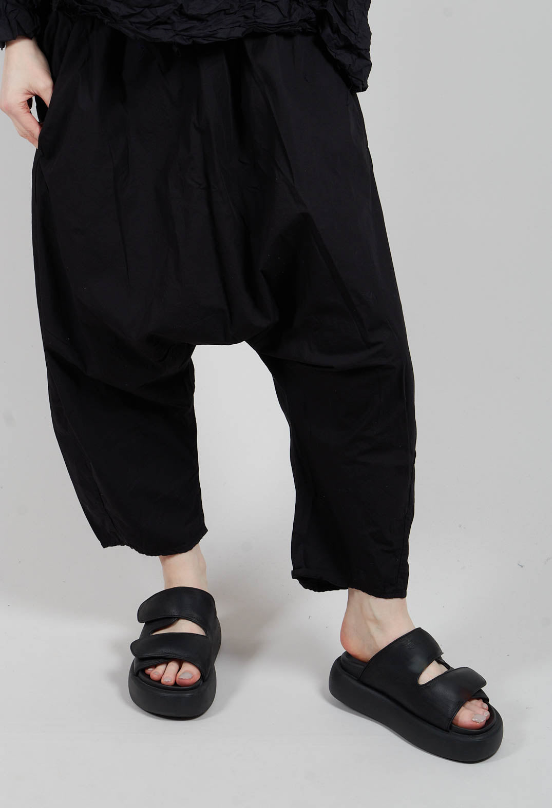Wirkunde Trousers in Kaviar