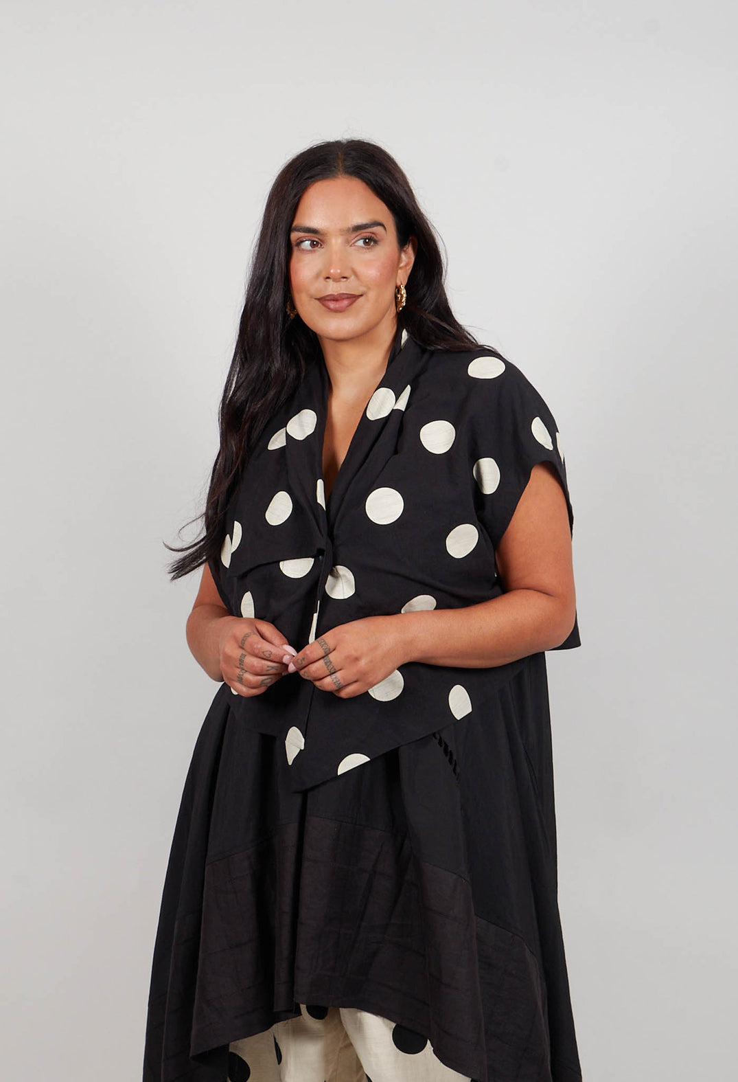 Sleeveless Spotted Shirt in Black