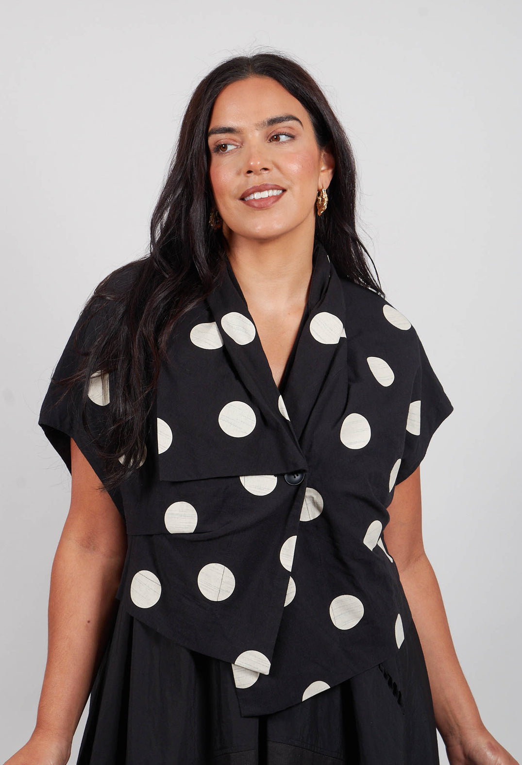 Sleeveless Spotted Shirt in Black