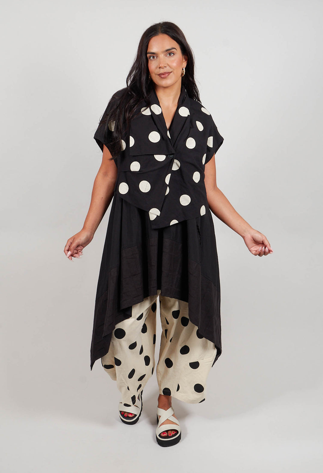 Sleeveless Spotted Shirt in Black