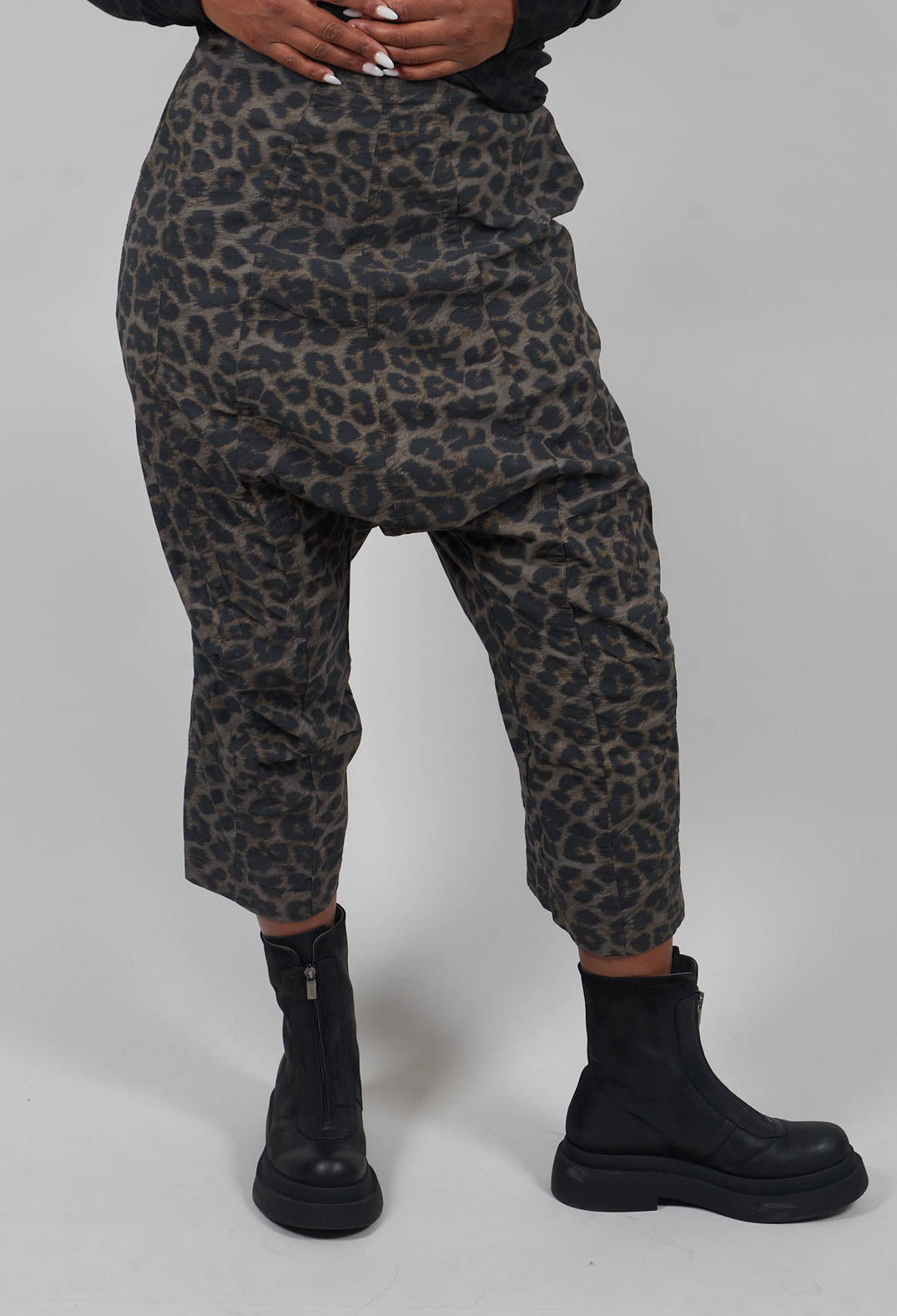 Cropped Drop Crotch Trousers in Leo Black Cloud - 1390105