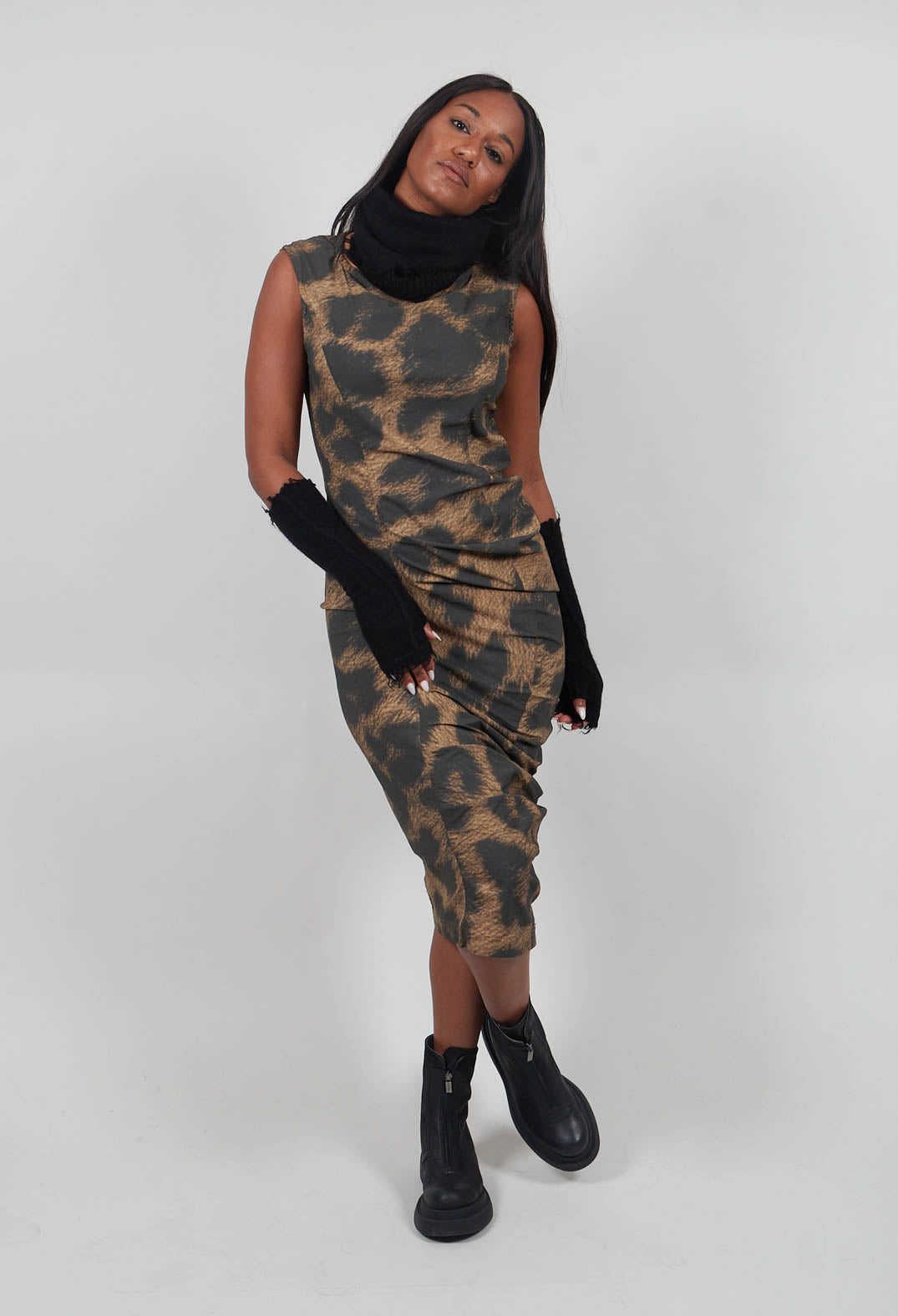 Raw Edge Snood in Black  - 1534610