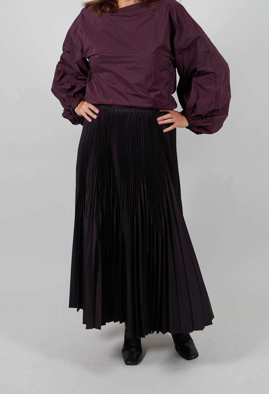 Pleated Midi Skirt in Nero