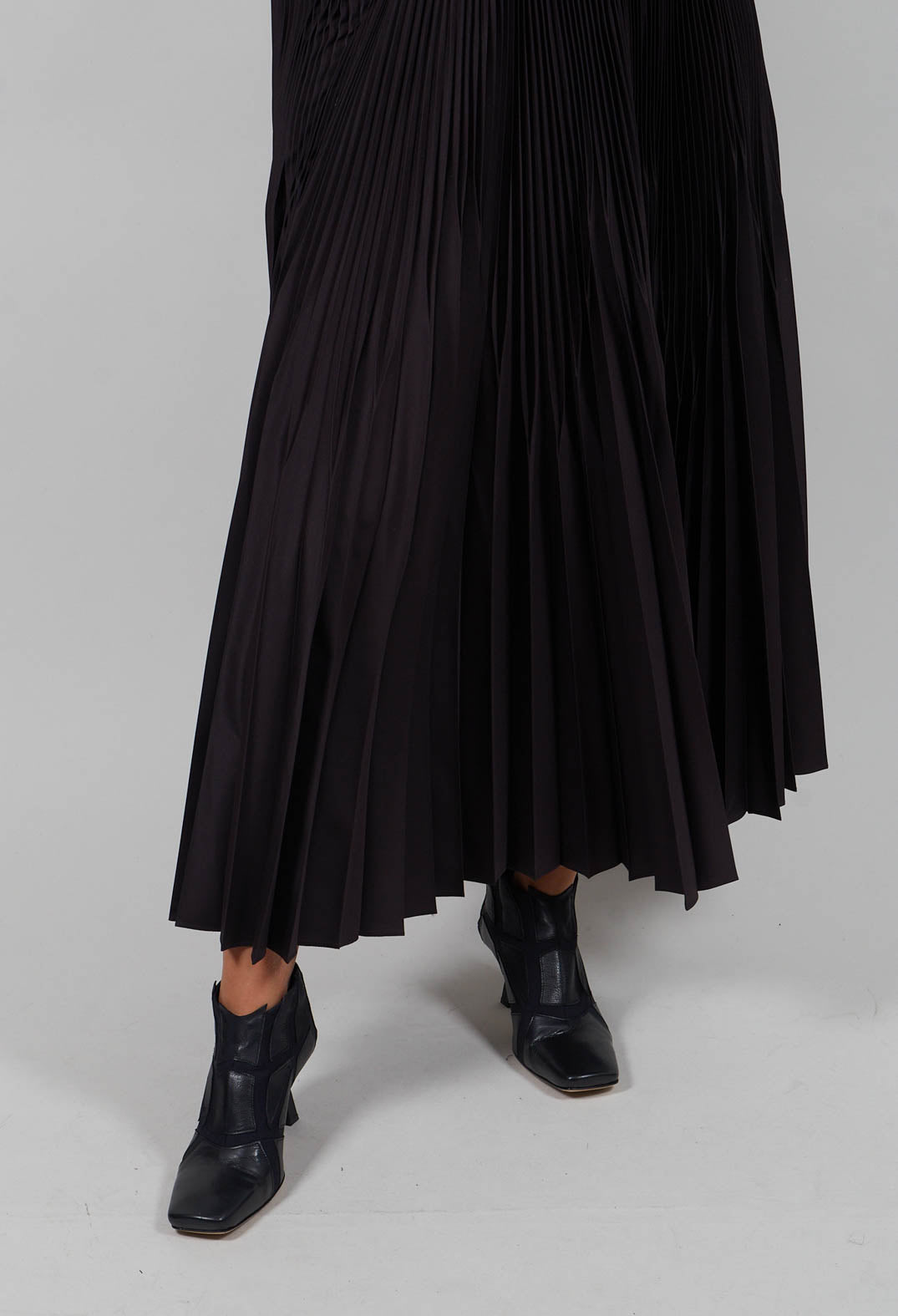 Pleated Midi Skirt in Nero