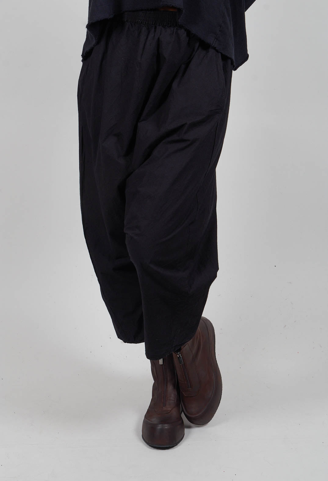 Zaunetz Trousers in Kaviar