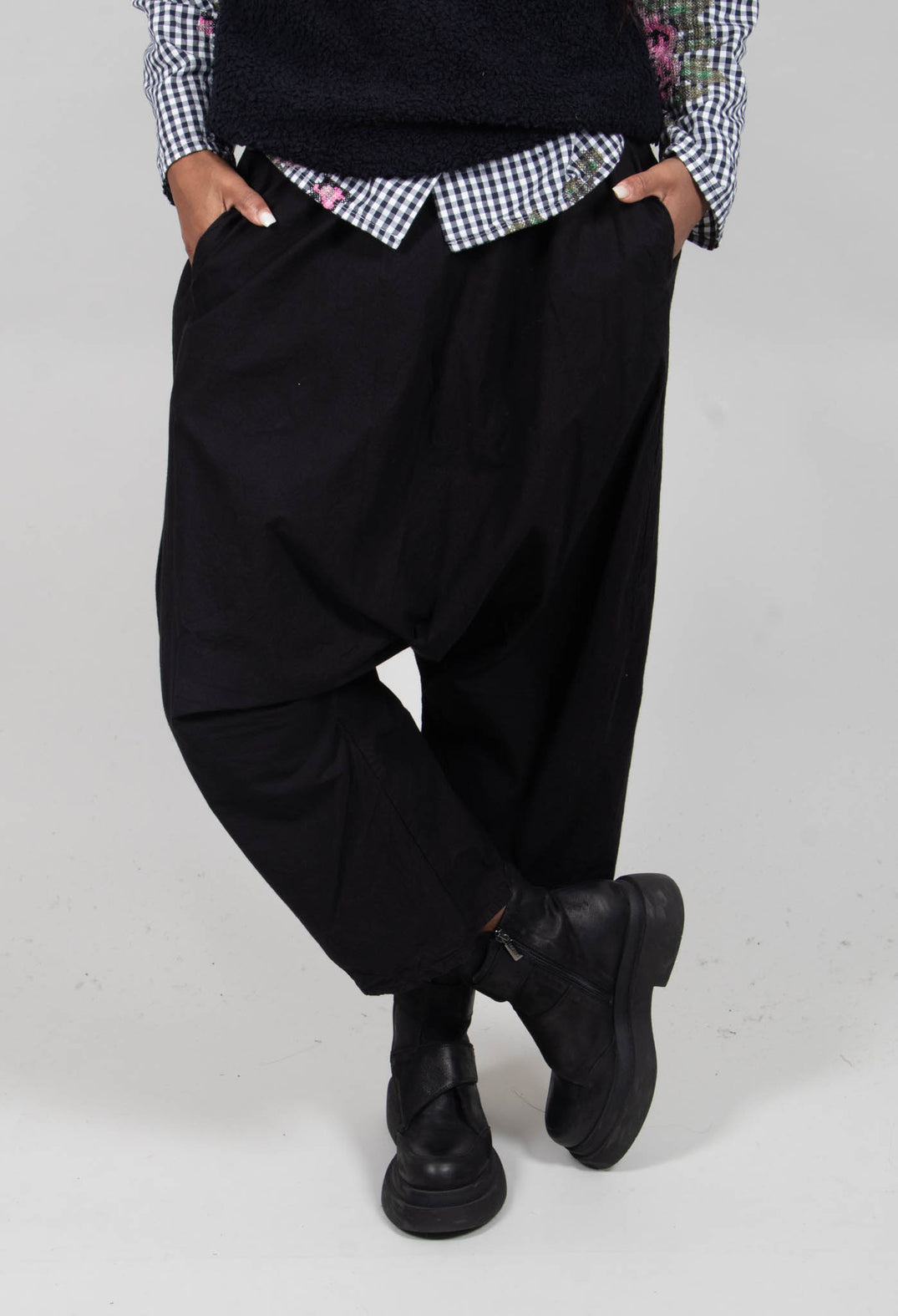 Zaunetz Trousers in Kaviar
